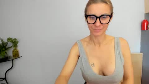 LOVELY JULIA  Peter DAY online show from 12.09.24
