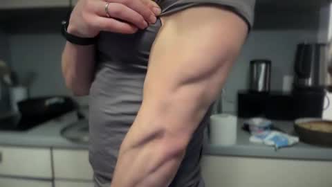 Snapshot of musclehair3 chatting on 12.18.24 musclehair3 online show from 12.18.24