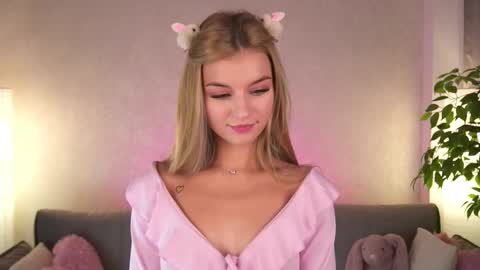 Snapshot of my_little_pollly chatting on 09.25.25 Polly online show from 09.25.25