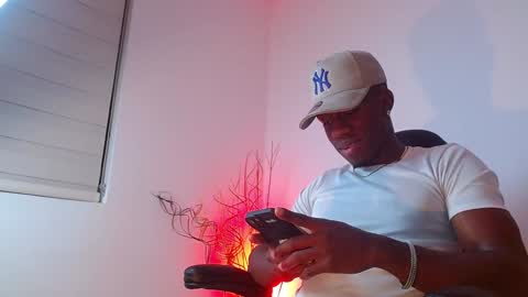 Snapshot of mylowallacee chatting on 02.04.25 Mylo Wallace  online show from 02.04.25