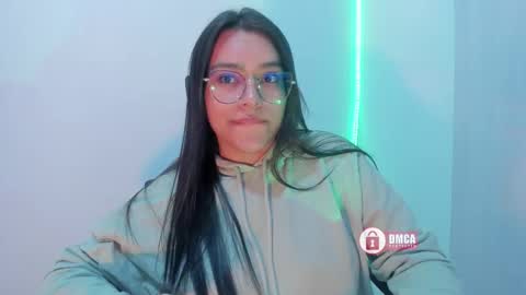 Snapshot of mypretty_isabella chatting on 09.10.25 Bella online show from 09.10.25