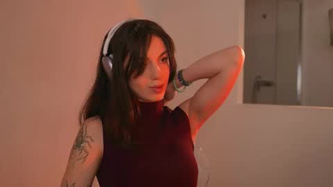 Snapshot of mystica_ chatting on 09.27.25 MILLI online show from 09.27.25