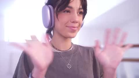 Snapshot of mystica_ chatting on 10.01.25 MILLI online show from 10.01.25