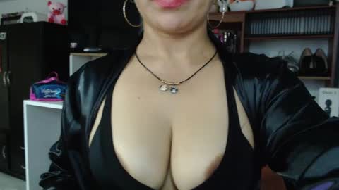 Snapshot of nadia_abaud chatting on 02.05.25 Nadia  online show from 02.05.25