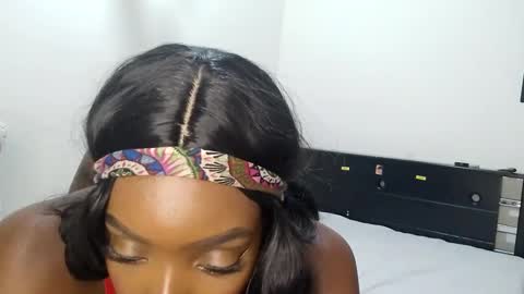 Nahomy  online show from 02.04.25