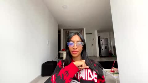 Nahomy  online show from 12.21.25