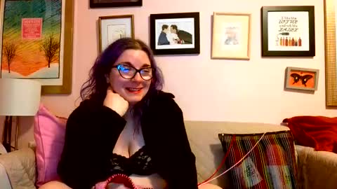 Snapshot of nakedcrafts chatting on 02.18.25 Lizzy online show from 02.18.25