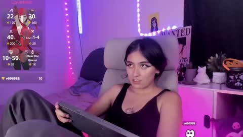 nami_white online show from 10.22.25