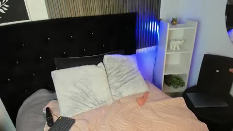 Snapshot of nanny_cute chatting on 10.08.25 NANY online show from 10.08.25