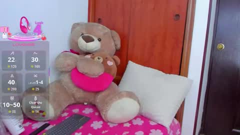 Snapshot of naomi_rouse_ chatting on 10.10.25 Naomi Rouse online show from 10.10.25