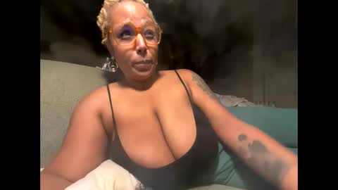 Naomigiirl6 online show from 01.28.25