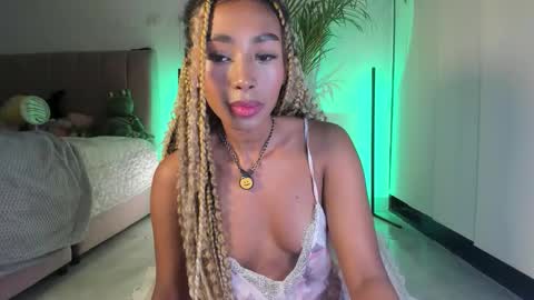 Naomii online show from 09.13.25