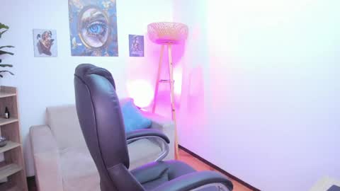 N A O M I  online show from 06.09.26