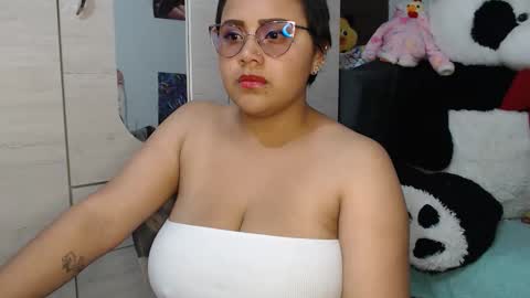 Snapshot of naomylux1 chatting on 12.19.25 naomylux1 online show from 12.19.25