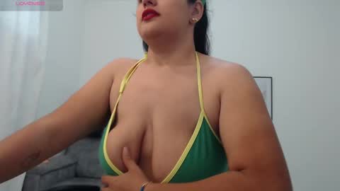 Snapshot of natalia_curvy1 chatting on 10.28.25 Nathalia online show from 10.28.25