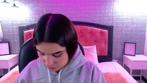 Snapshot of natalie_loffreda chatting on 09.23.25 natalie  online show from 09.23.25