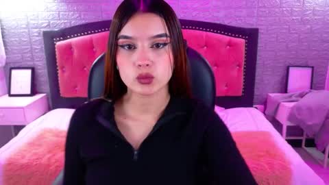 Snapshot of natalie_loffreda chatting on 10.01.25 natalie  online show from 10.01.25