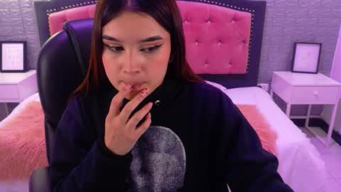 Snapshot of natalie_loffreda chatting on 10.02.25 natalie  online show from 10.02.25