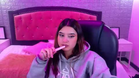 Snapshot of natalie_loffreda chatting on 10.14.25 natalie  online show from 10.14.25