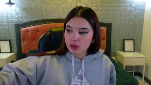 Snapshot of natalie_loffreda chatting on 10.17.25 natalie  online show from 10.17.25