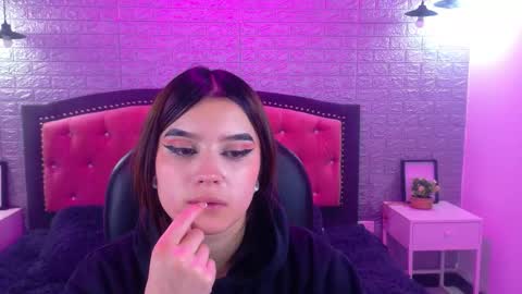 Snapshot of natalie_loffreda chatting on 10.27.25 natalie  online show from 10.27.25