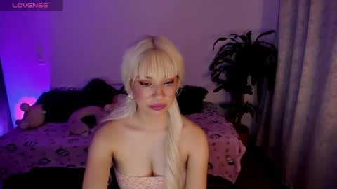 Snapshot of nataly_29 chatting on 05.13.26 MissNatis online show from 05.13.26
