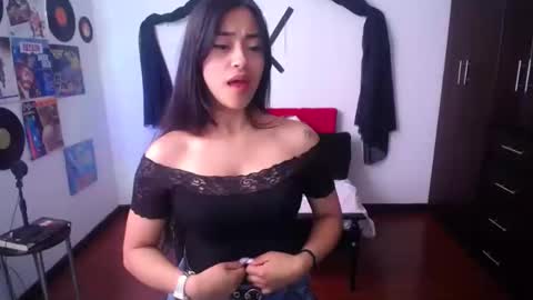 Snapshot of natalyescobar_lx chatting on 12.26.24 Nataly Escobar online show from 12.26.24