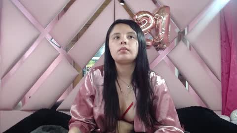 Snapshot of nathaly_low chatting on 01.18.25 nathaly low online show from 01.18.25