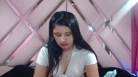 Snapshot of nathaly_low chatting on 01.21.25 nathaly low online show from 01.21.25
