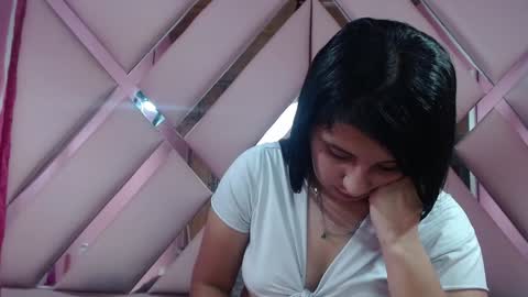 Snapshot of nathaly_low chatting on 01.30.25 nathaly low online show from 01.30.25