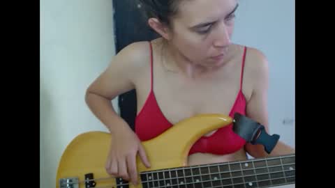 Snapshot of natutalcorps chatting on 10.04.25 natutalcorps online show from 10.04.25