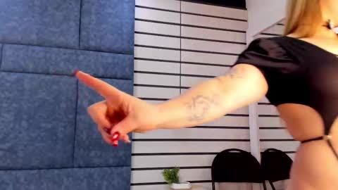 Snapshot of natyleone chatting on 10.10.25 Naty  online show from 10.10.25