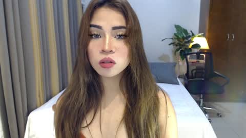 Snapshot of naughty_dreamerxxx chatting on 12.18.24 Queen Jess online show from 12.18.24