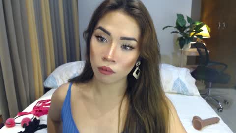 Snapshot of naughty_dreamerxxx chatting on 12.23.24 Queen Jess online show from 12.23.24