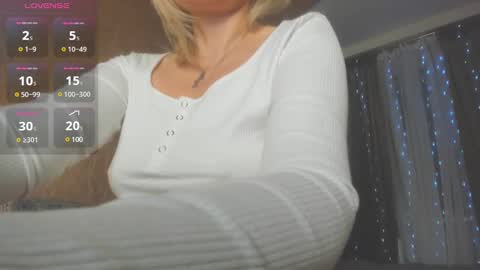Snapshot of naughty_milena chatting on 02.22.25 Milena online show from 02.22.25