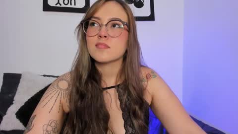 Snapshot of naughtycurvybbx chatting on 10.03.25 LANAindependent model online show from 10.03.25