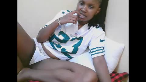 Snapshot of naughtysammur25 chatting on 10.12.25 naughtyqueen online show from 10.12.25