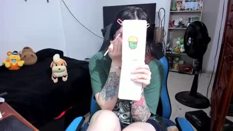 Snapshot of neeko_lol_ chatting on 06.17.26 Geek Nicole im Neeko UwU online show from 06.17.26