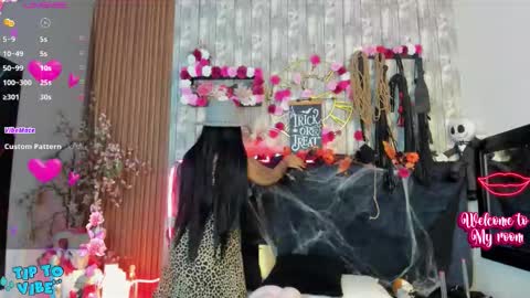 Snapshot of nekomisaki chatting on 10.15.25 Miah online show from 10.15.25