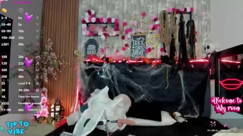 Snapshot of nekomisaki chatting on 10.17.25 Miah online show from 10.17.25