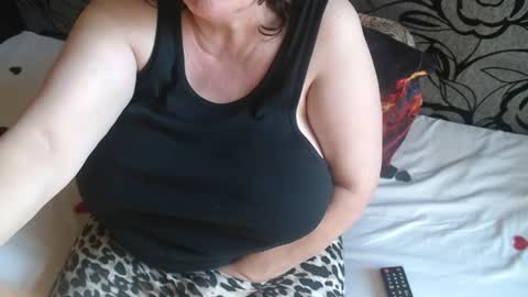 Snapshot of new_milf chatting on 07.15.26 Lilly online show from 07.15.26