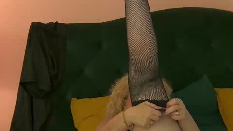 Snapshot of niamalkova chatting on 11.04.25 Nia MILF GRANNY MATURE online show from 11.04.25