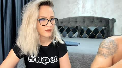 Snapshot of nicepussyfuckk18 chatting on 01.10.25 Sophie online show from 01.10.25