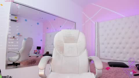 Snapshot of nickky_thompson chatting on 12.20.24 nickky online show from 12.20.24