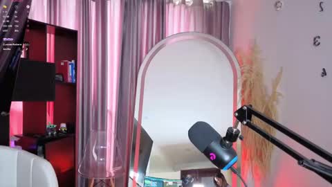 Snapshot of nickywindsor chatting on 09.25.25 Nicky online show from 09.25.25