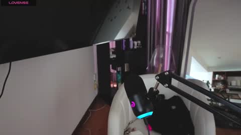 Snapshot of nickywindsor chatting on 09.27.25 Nicky online show from 09.27.25