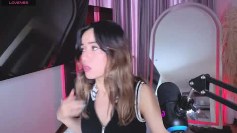 Snapshot of nickywindsor chatting on 10.02.25 Nicky online show from 10.02.25