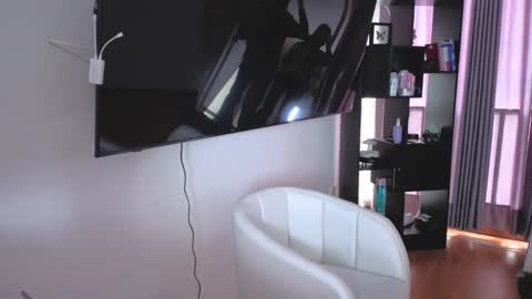 Snapshot of nickywindsor chatting on 10.23.25 Nicky online show from 10.23.25