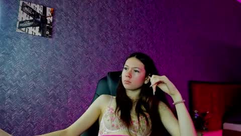 Snapshot of nicole_charm chatting on 12.07.24 GMT7TueWedThSu 0300am-0900am. Sa 1000am-0400pm online show from 12.07.24