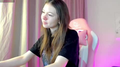 Snapshot of nicole_charm chatting on 01.07.25 GMT7TueWedThSu 0300am-0900am. Sa 1000am-0400pm online show from 01.07.25